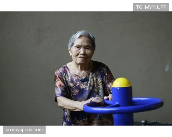 特写：39岁的曼丹达，在马赛替补席上依然坚定的眼神