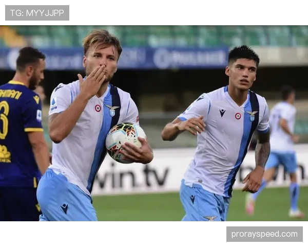 点球被扑后，因莫比莱双手掩面，场边萨里神情严峻