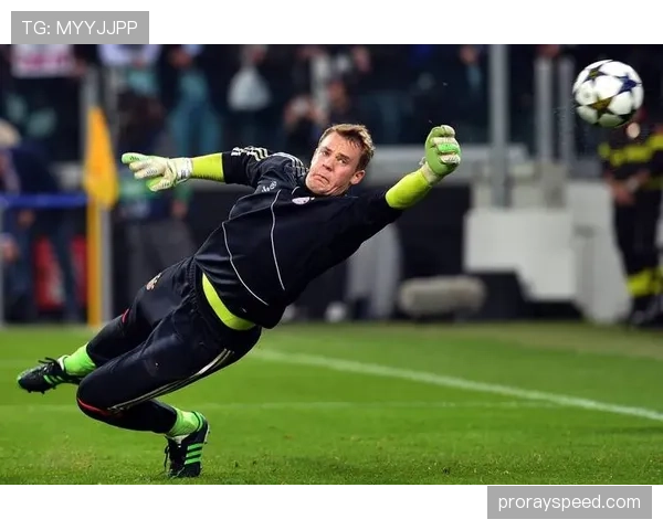 特写：诺伊尔连续两次神扑，力保拜仁球门不失