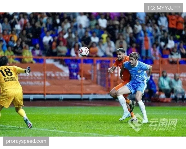 雨战中皮球严重积水，主裁判多次要求更换比赛用球